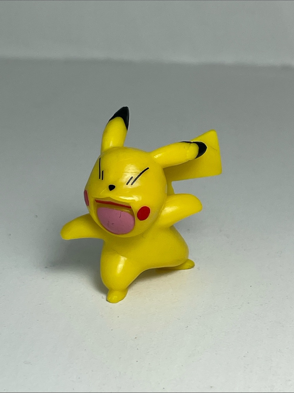 Vintage RL Pokémon Pikachu Micro Mini Collectible Figure